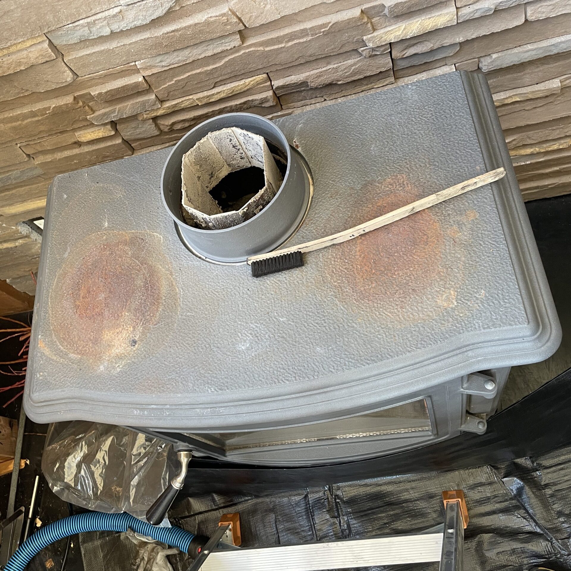 針葉樹も大丈夫な薪ストーブ ネスターマーティンの煙突掃除